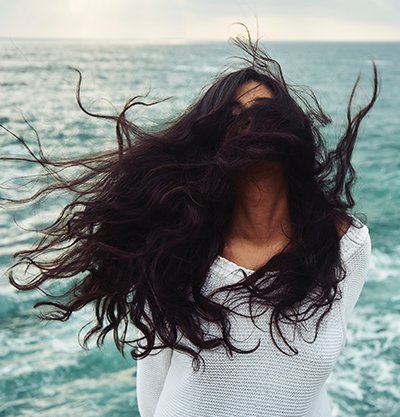 chica con el pelo al viento